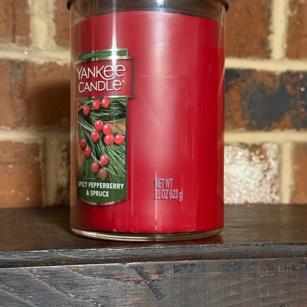 Yankee Candle Spicy Pepperberry & Spruce 22 oz Large 2-Wick Tumbler Candle New‎ - Picture 2 of 4